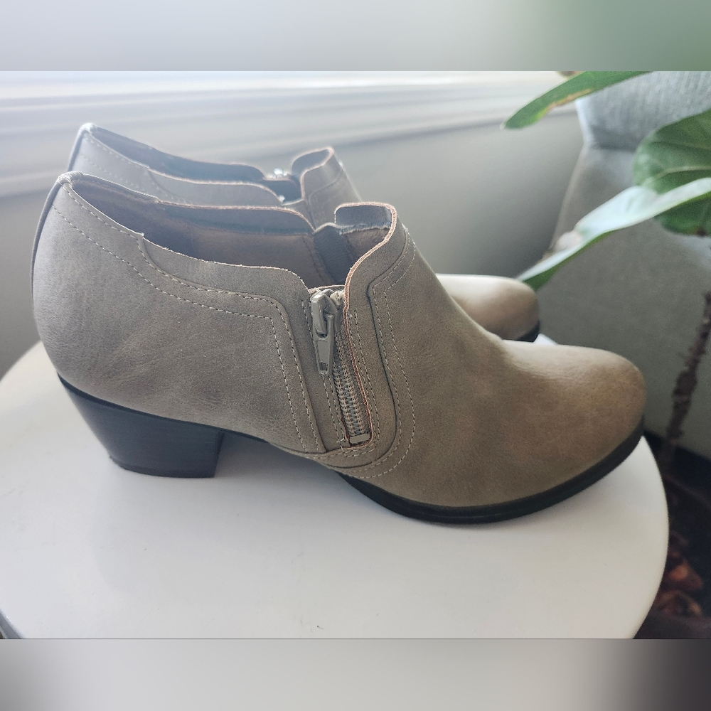 Natural Soul Women’s bootie ankle heel size US 8 KASTA beige